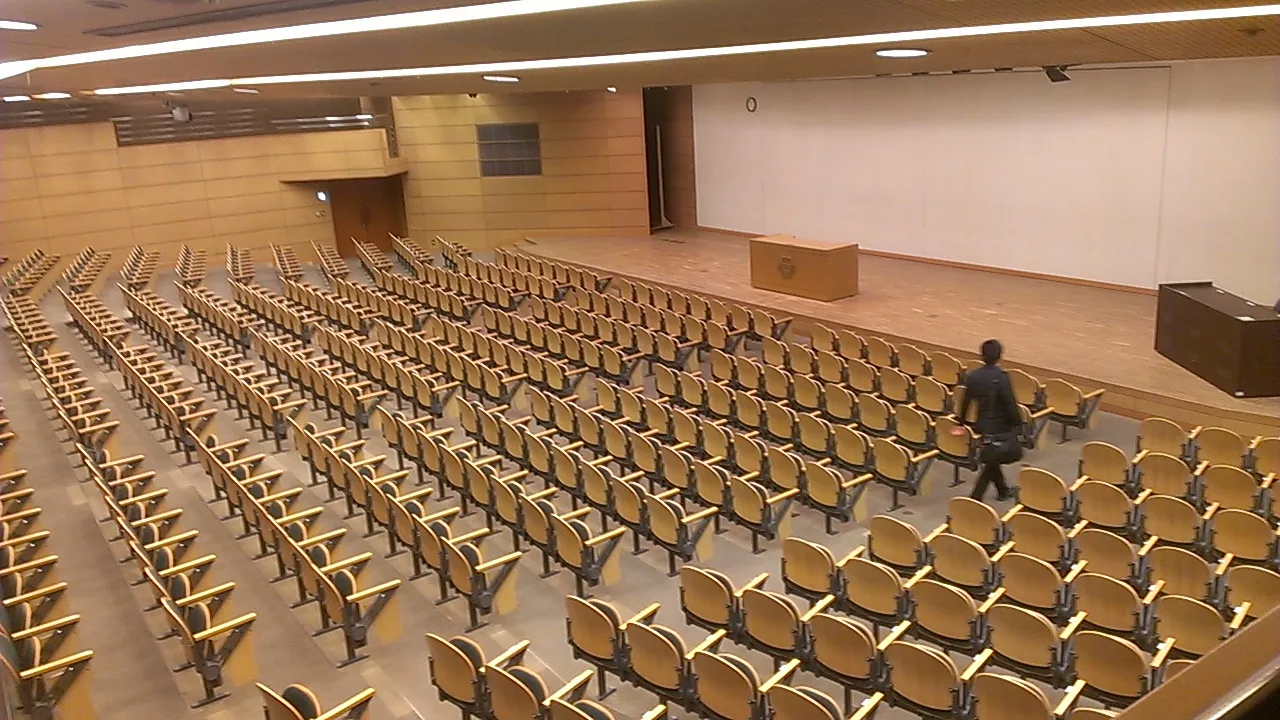 総会会場（明治大学リバティホール）