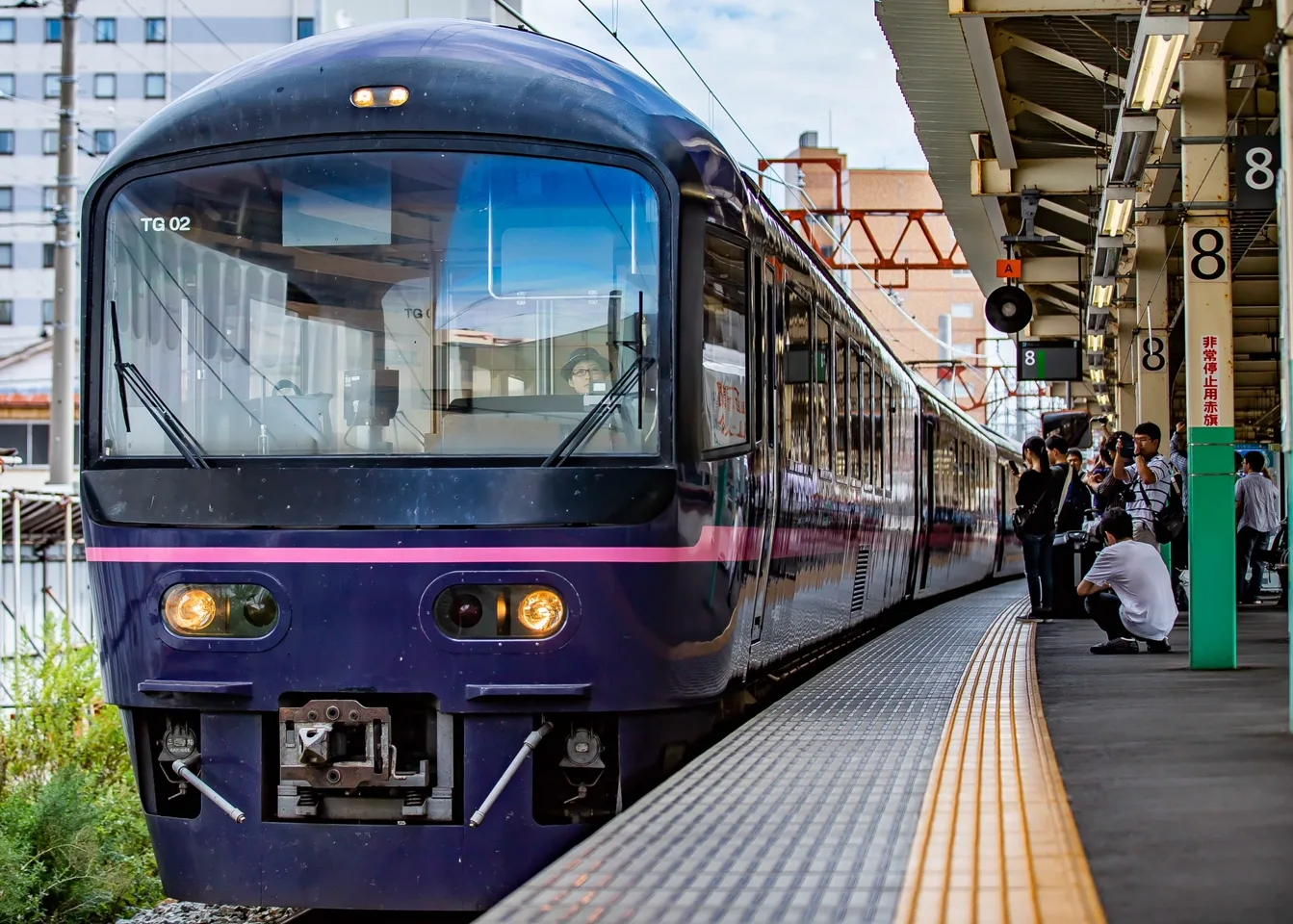 団体専用臨時列車の到着の様子